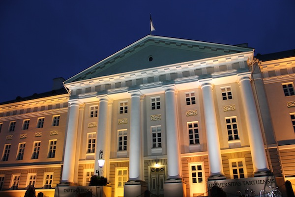 "University of Tartu at night"