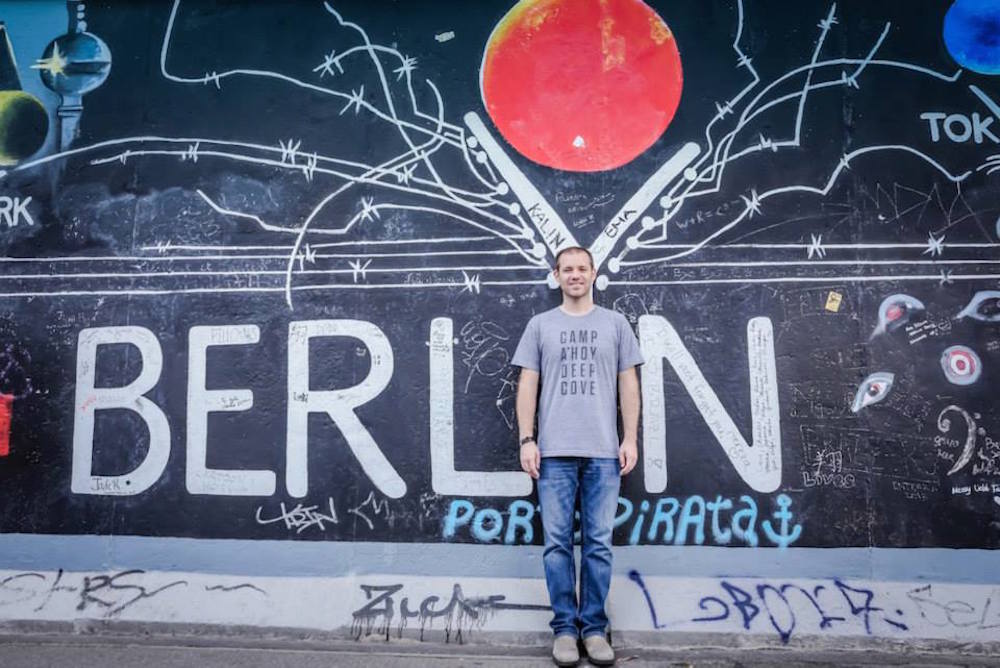 Geoff puts the I in Berlin...ermmm...