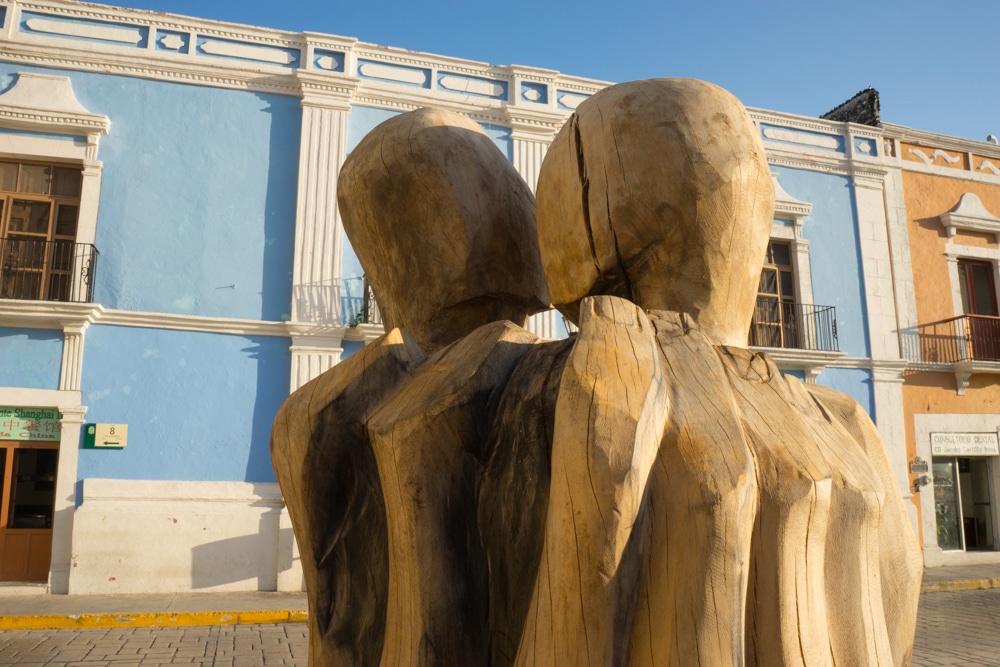 Sculptures kissing in Campeche Mexioc