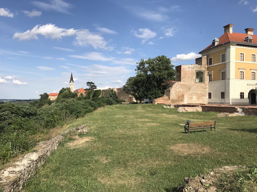 Iločki podrumi Grounds