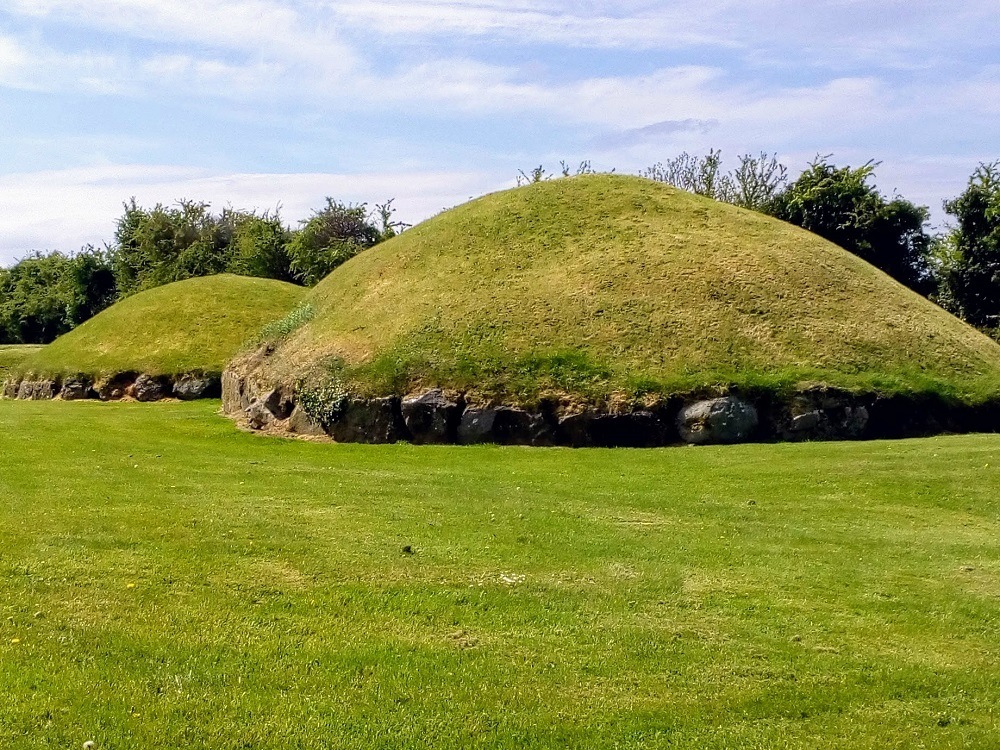  tombs of Knowth at the Brú na Bóinne World Heritage Site can be visited as a day trip from Dublin
