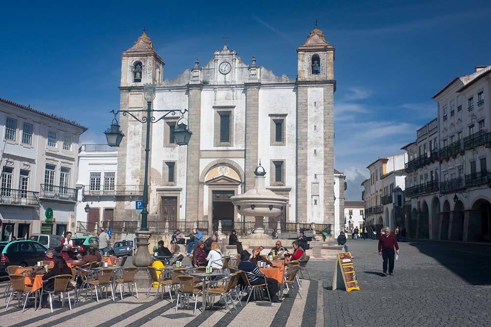 many restaurants in evora around the main square