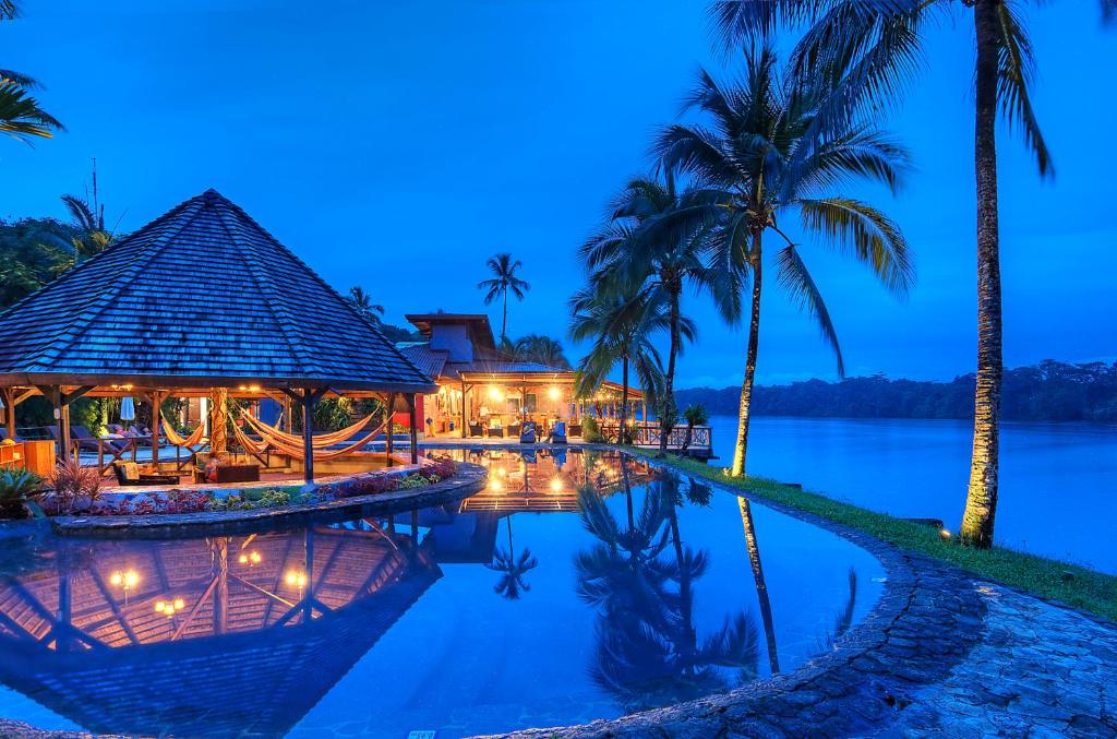 Tortuga Lodge at night, view of the river