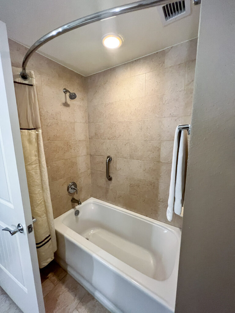 bath tub in gulf view room at sandpearl