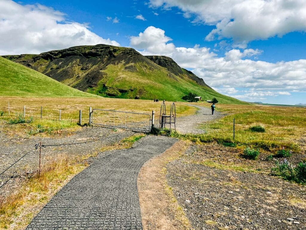 Kvernufoss Waterfall trailhead